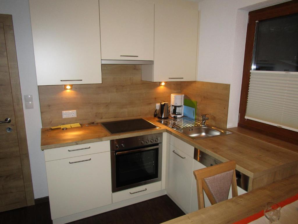 Kuchyň nebo kuchyňský kout v ubytování Gästehaus Helga