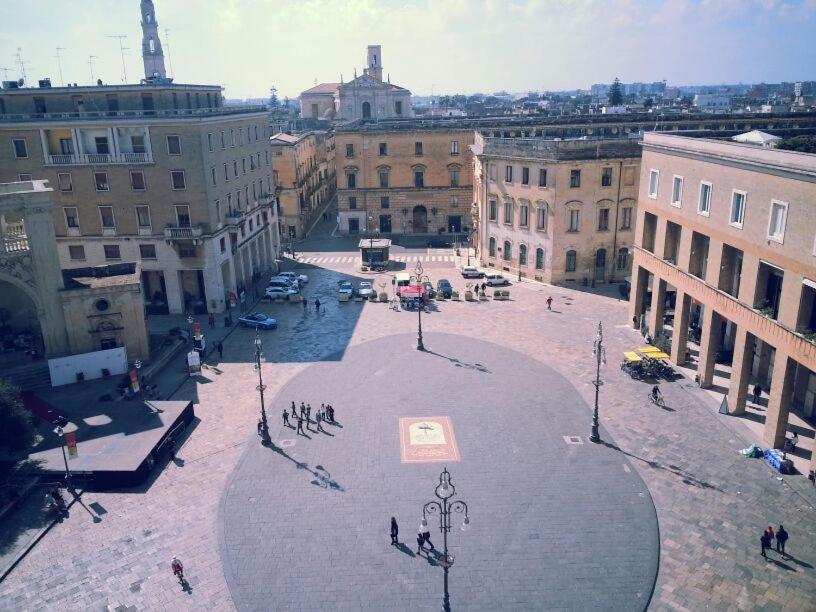 un ampio cortile in una città con edifici di S'Oronzo Modern Town House a Lecce