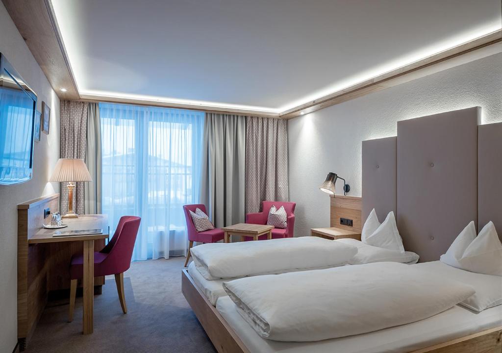 Postel nebo postele na pokoji v ubytování Hotel Alpenland