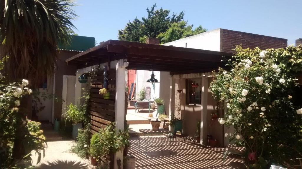 une maison avec une terrasse ornée de fleurs et de plantes dans l'établissement El nogal, à Tandil