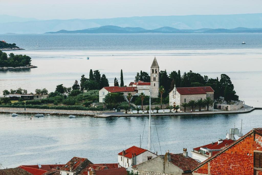 eine kleine Insel mit einer Kirche im Wasser in der Unterkunft Apartment Diva in Vis