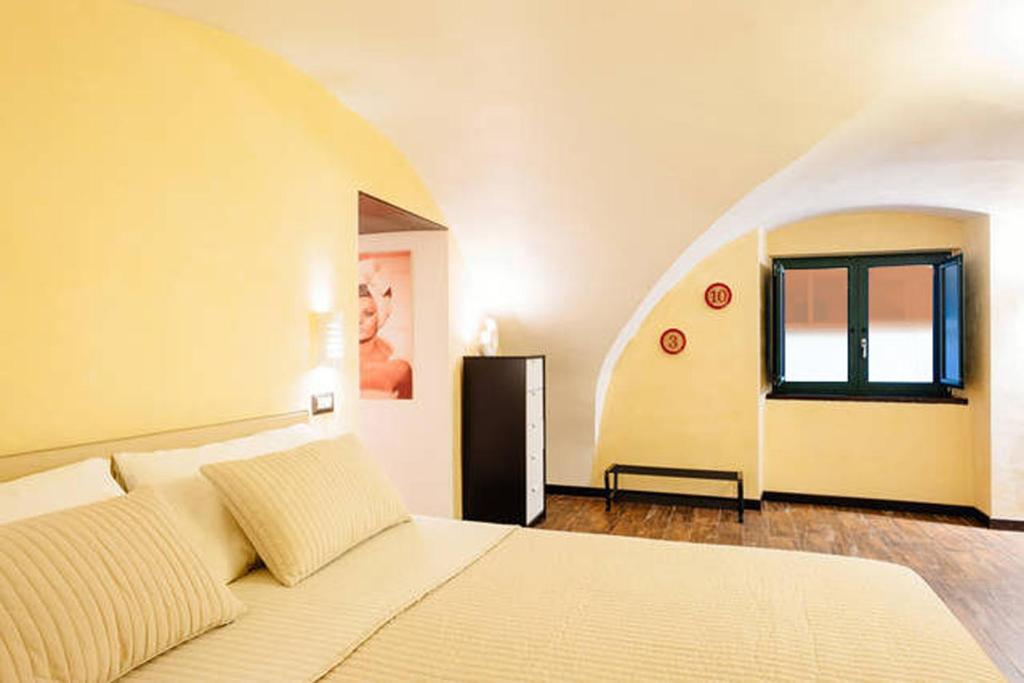Cette chambre mansardée comprend un grand lit. dans l'établissement Paladin Home, à Naples