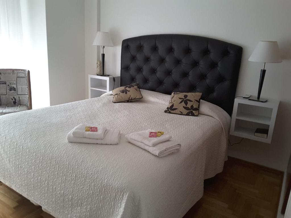 a bedroom with a large bed with towels on it at M&A Apartament Centro in Bahía Blanca