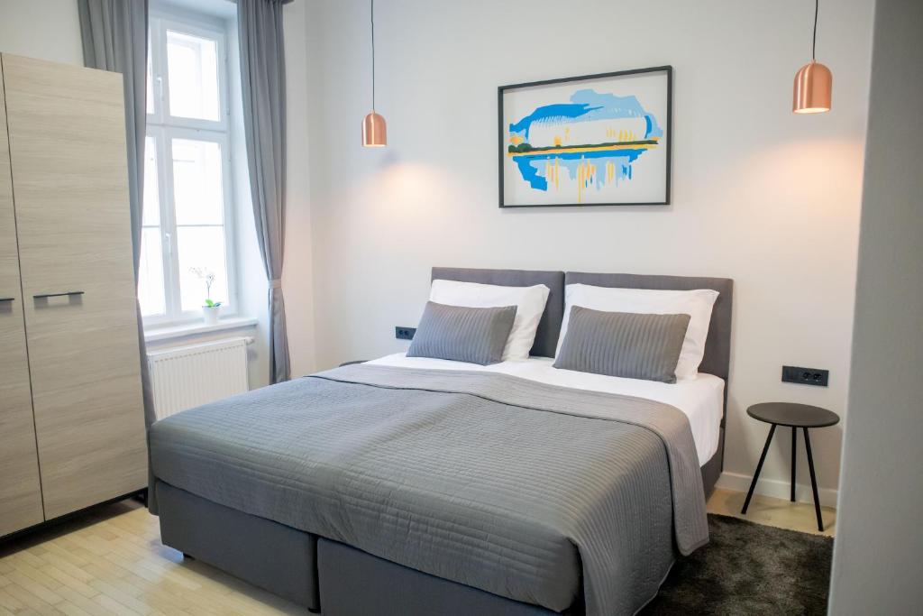 een slaapkamer met een groot bed in een kamer bij Zagreb City Vibe Apartments & Rooms in Zagreb