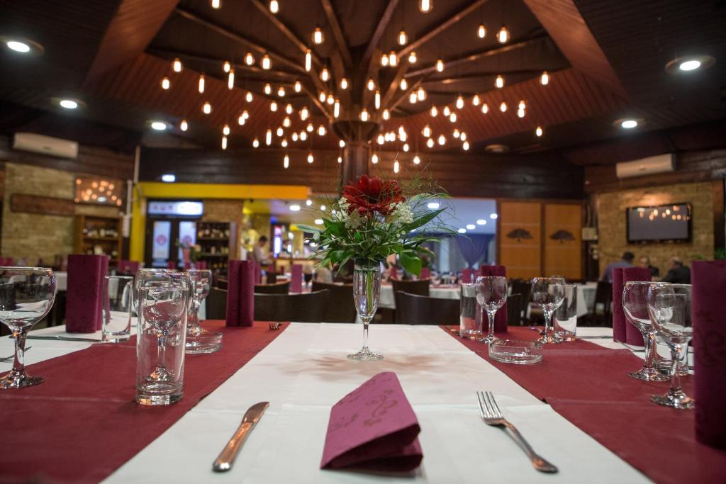 Restaurace v ubytování Motel Stari Hrast