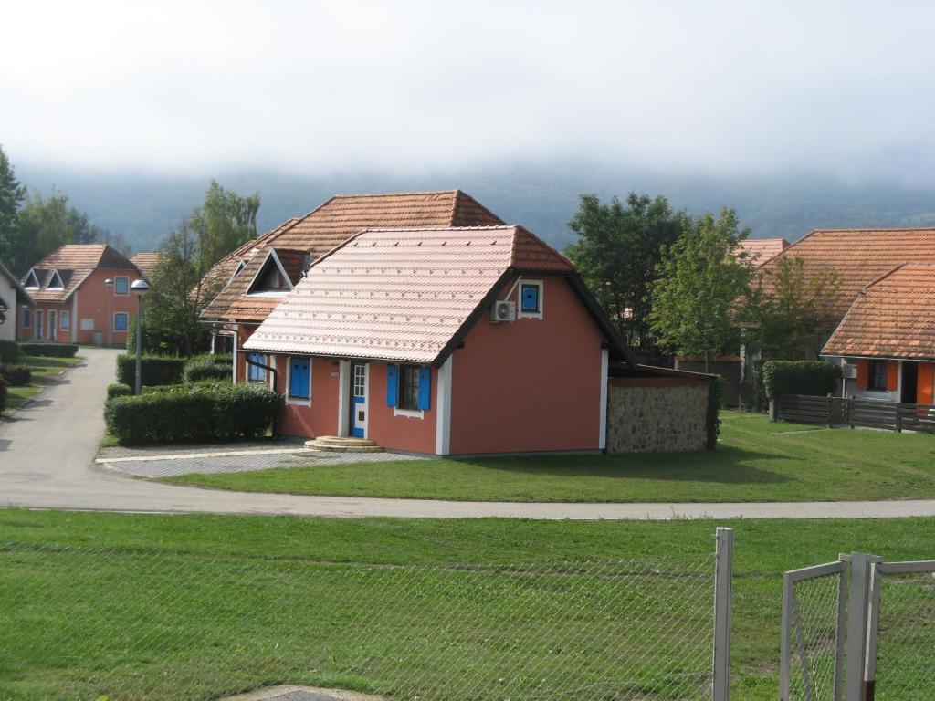 una casa roja con techo rojo en Apartma GEOTEH Terme Čatež 6032 en Krško