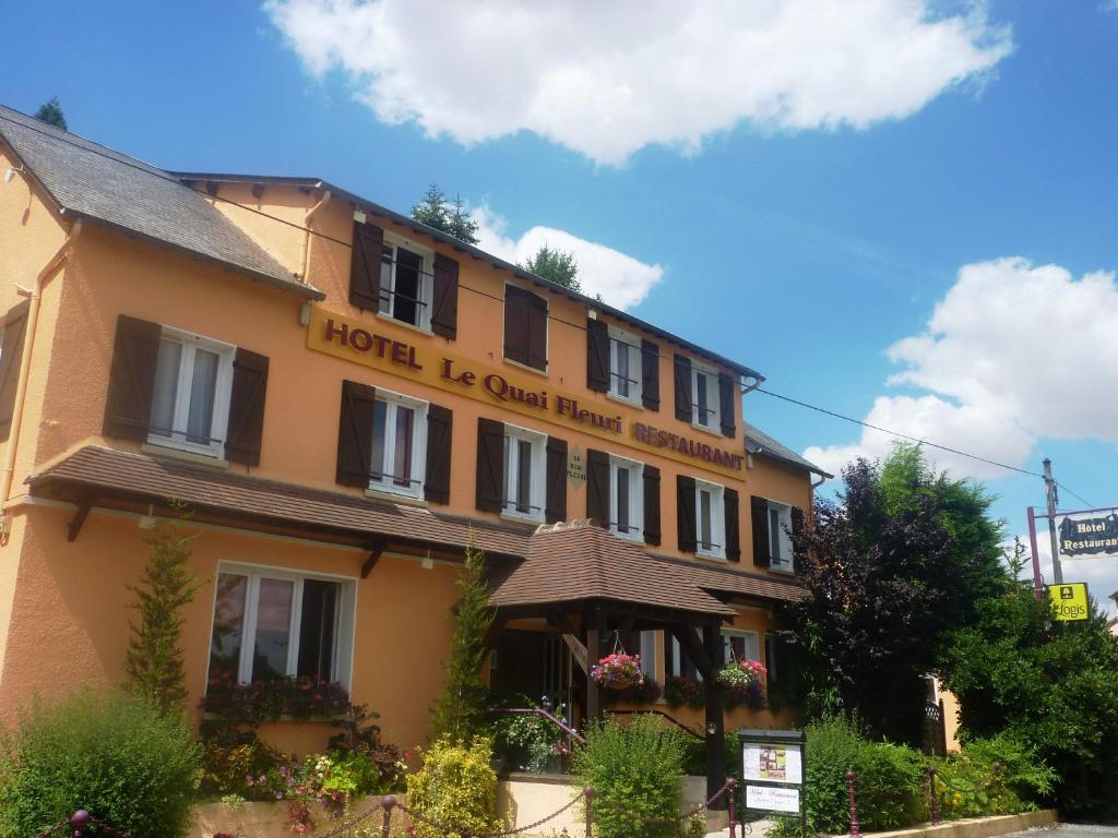 a hotel le chartier building on a sunny day at Logis Le Quai Fleuri in Voves