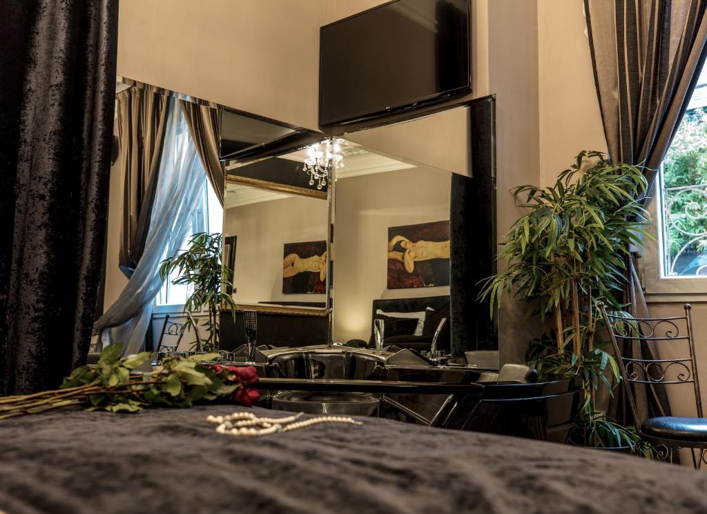 TV a/nebo společenská místnost v ubytování Ben Akiba Luxury Suites