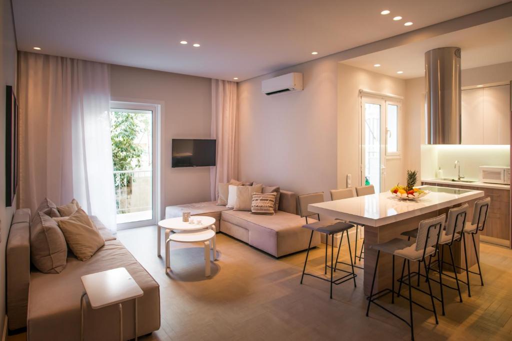 una cucina e un soggiorno con un divano e un tavolo di Elegant House Under Acropolis ad Atene