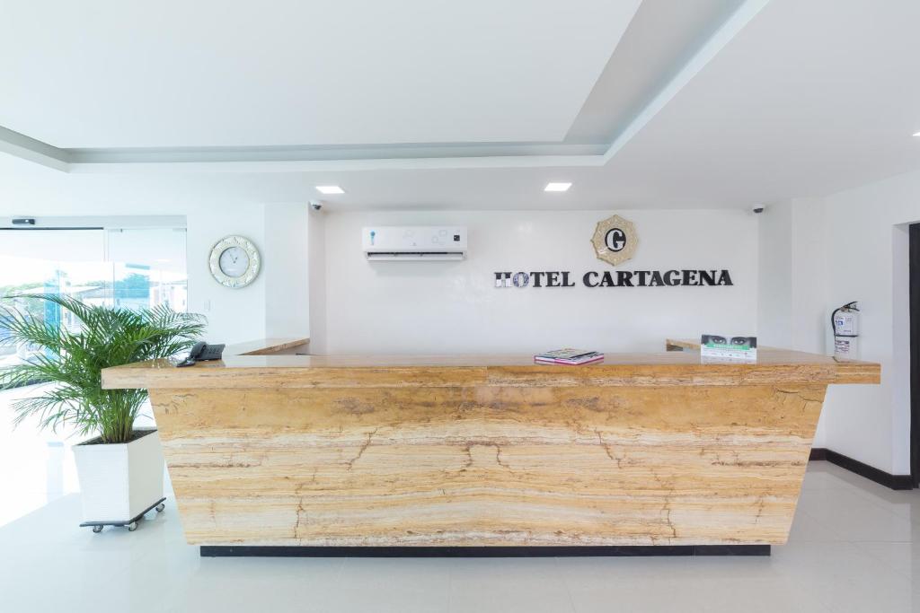 卡塔赫纳Hotel G Cartagena的墙上有标志的房间的前台