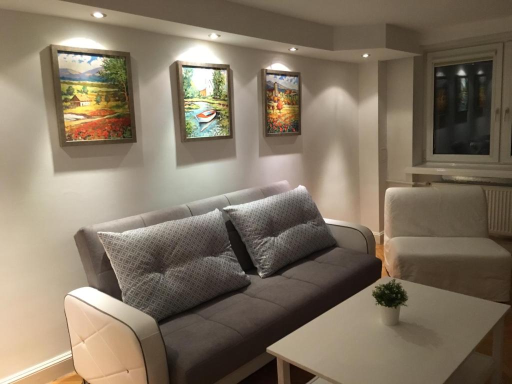 un salon avec un canapé et une table dans l'établissement Murano Apartaments City Center, à Varsovie