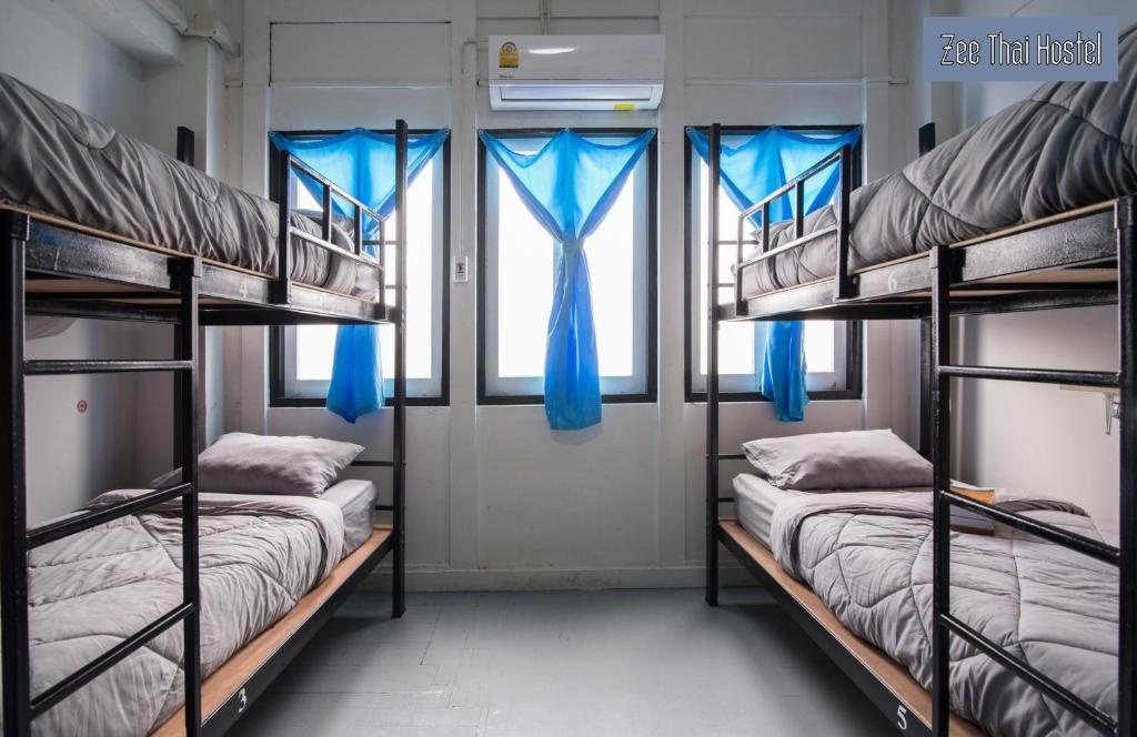 Katil dua tingkat atau katil-katil dua tingkat dalam bilik di Zee Thai Hostel