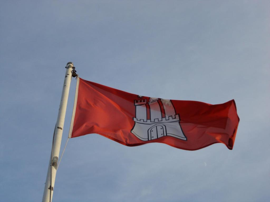 a red flag with a castle on it at Ahoi-Gästehaus in Hamburg