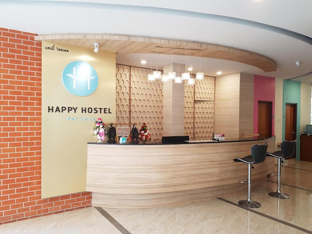 芭達雅中心的住宿－幸福旅舍，一间幸福的医院大厅,墙上挂着幸福的医院标志