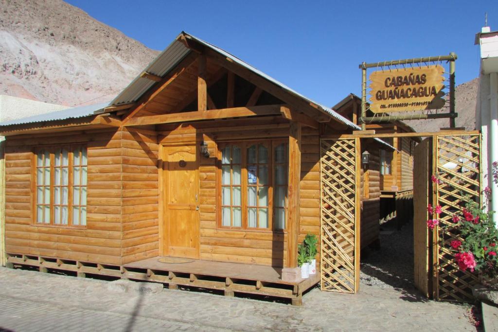 un modelo de cabaña de madera con una señal en Cabañas Turísticas Guañacagua - Valle de Codpa, en Codpa