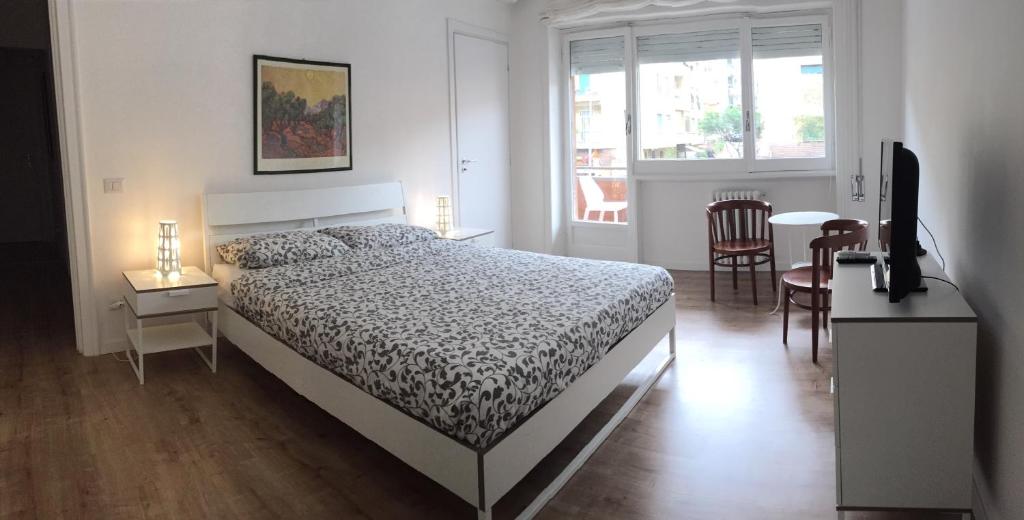 Schlafzimmer mit einem Bett, einem Tisch und Stühlen in der Unterkunft Claudio Vaticano appartamento in Rom