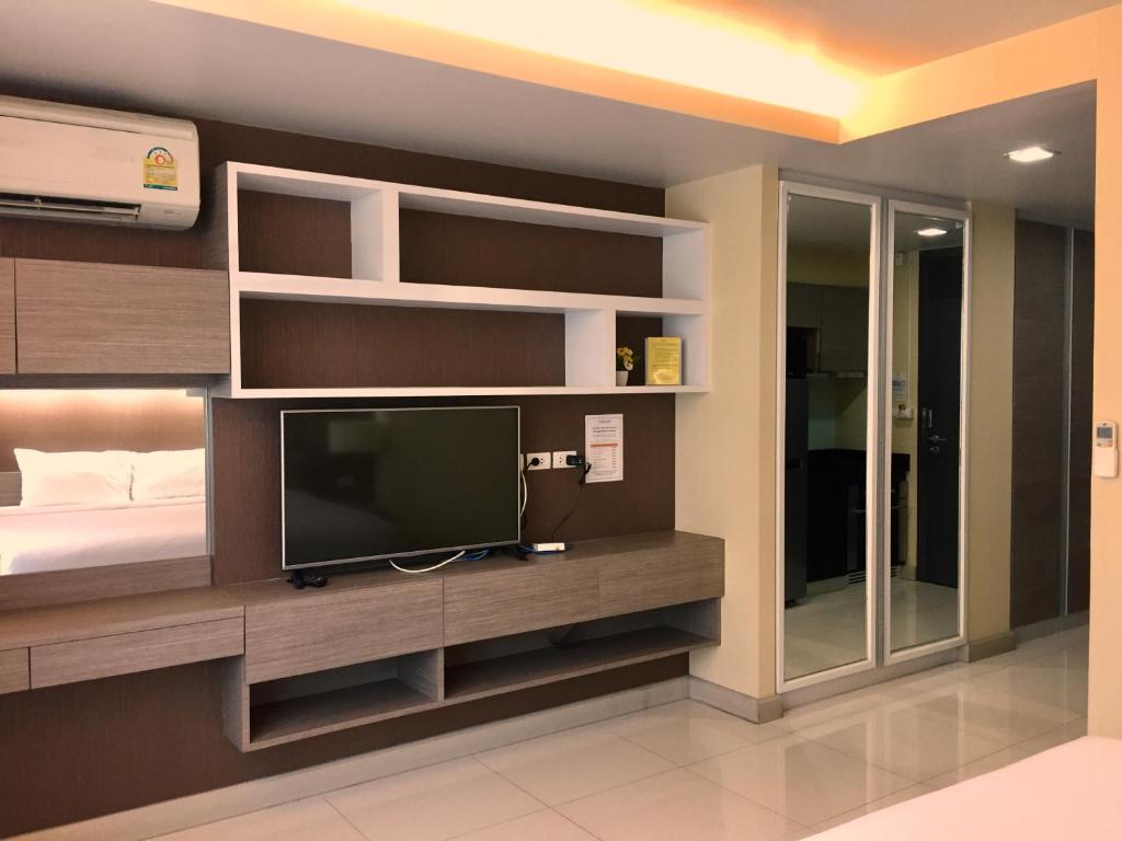TV a/nebo společenská místnost v ubytování Avatar Suites Hotel - SHA Extra Plus