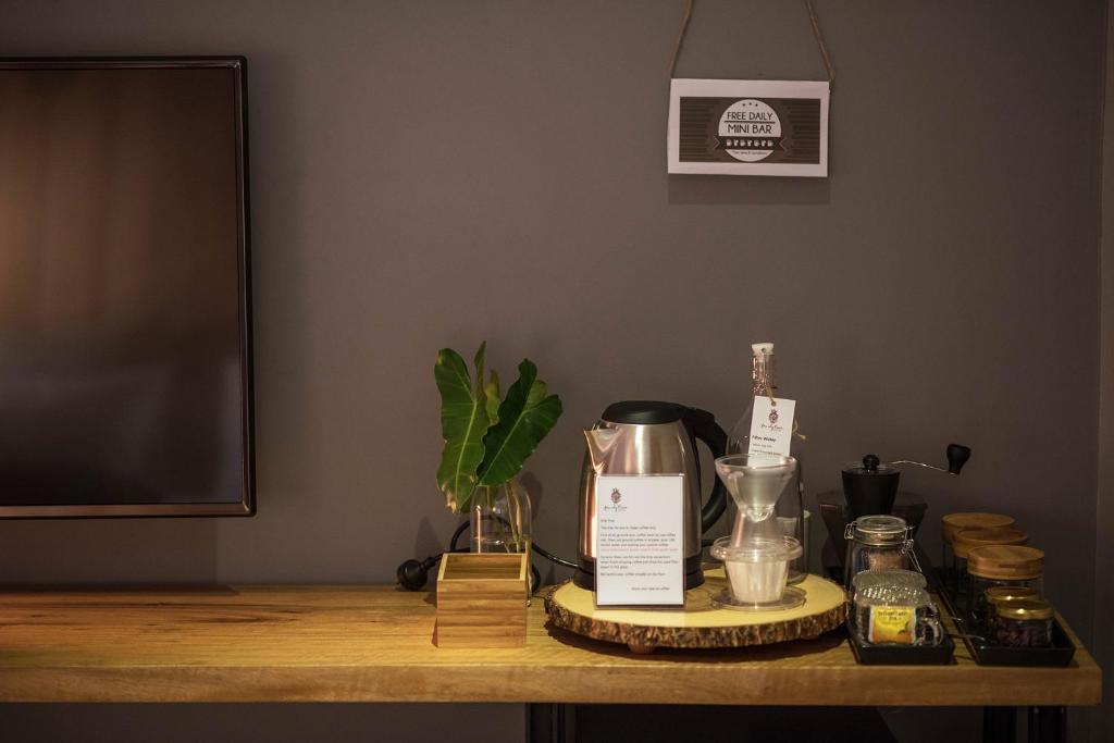 Příslušenství pro přípravu čaje a kávy v ubytování Family Tree Hotel