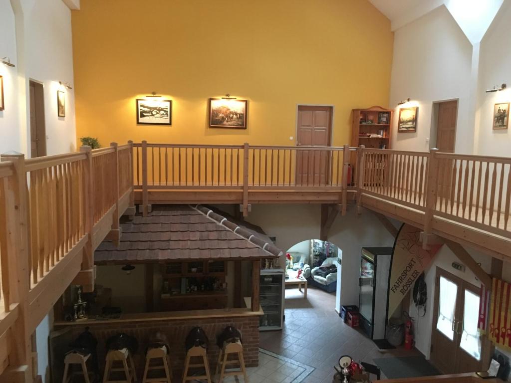 einen Blick über eine Treppe in einem Haus in der Unterkunft Reiterhof Rössler in Poppendorf im Burgenland