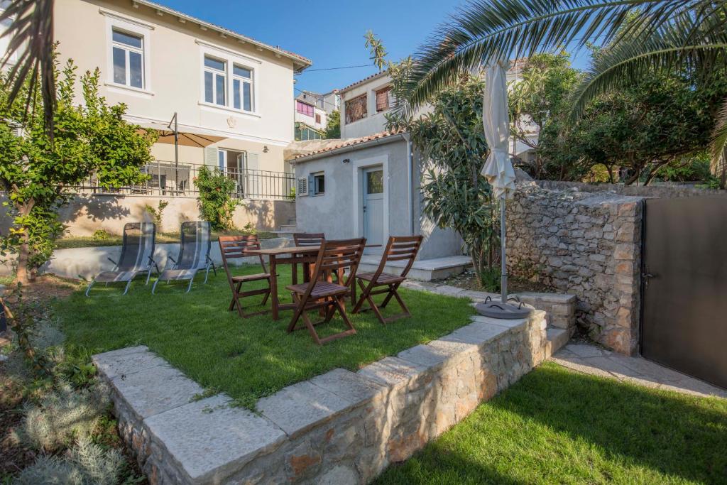 Vonkajšia záhrada v ubytovaní Apartments Villa Adrienne