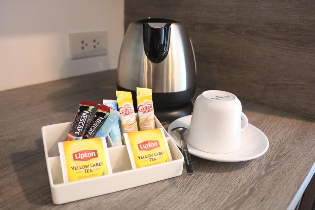 Příslušenství pro přípravu čaje a kávy v ubytování Avada Hotel