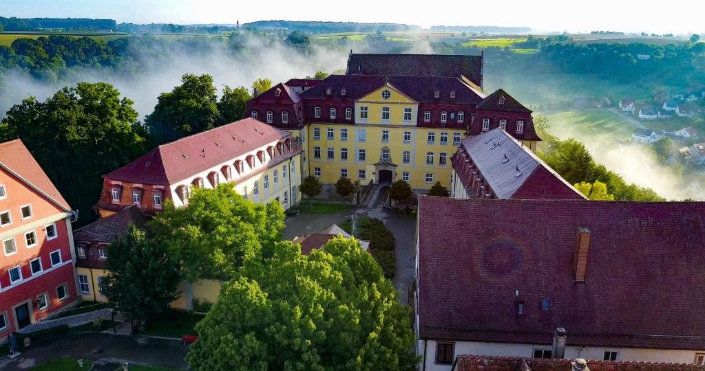 une vue aérienne sur une ville avec des bâtiments et des arbres dans l'établissement Schlosshotel Kirchberg, à Kirchberg an der Jagst