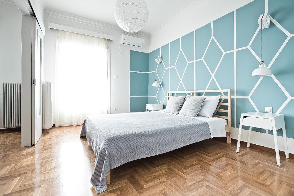 アテネにあるHome Sweet Homeの青い壁のベッドルーム1室(ベッド1台付)