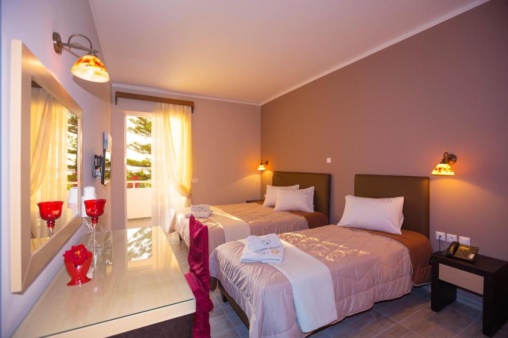 Postel nebo postele na pokoji v ubytování Kyparissia Beach Hotel