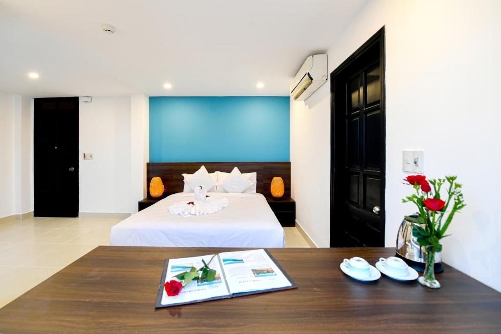 Postel nebo postele na pokoji v ubytování Hoi An Dream City Hotel