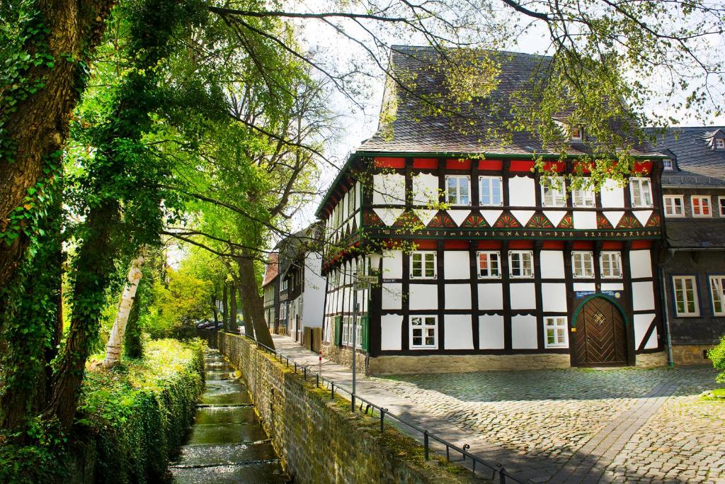 ein Gebäude in einer Kopfsteinpflasterstraße vor einem Gebäude in der Unterkunft Ferienwohnung Goslar Runenhaus in Goslar