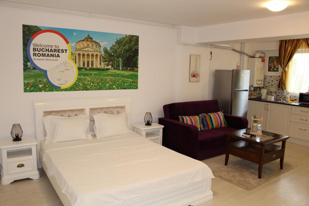 1 dormitorio pequeño con 1 cama y 1 silla en Airport Residence 2, en Otopeni