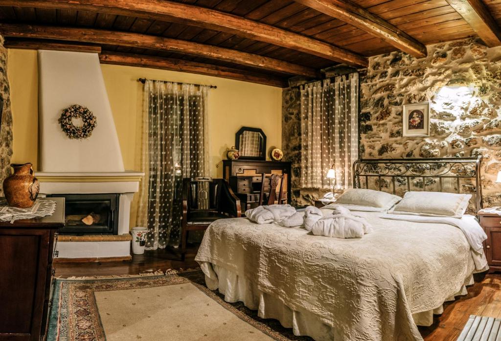 A bed or beds in a room at Arhontiko Kefalari
