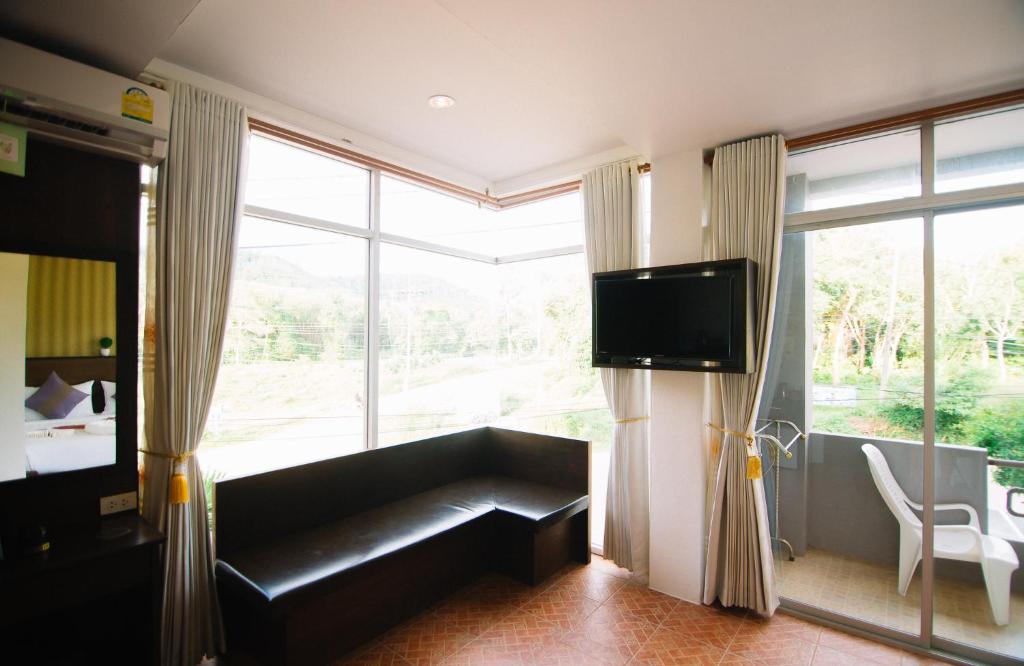 TV a/nebo společenská místnost v ubytování Lanta Nice Beach House