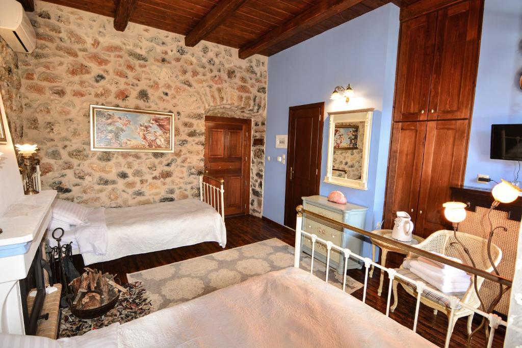 A bed or beds in a room at Arhontiko Kefalari