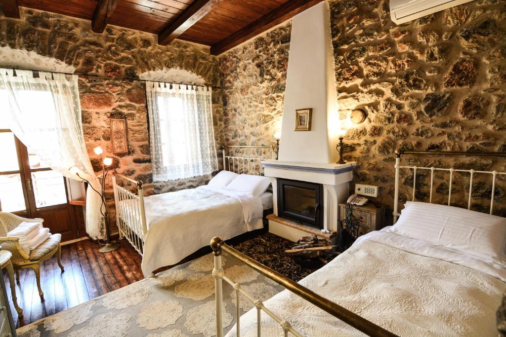 A bed or beds in a room at Arhontiko Kefalari