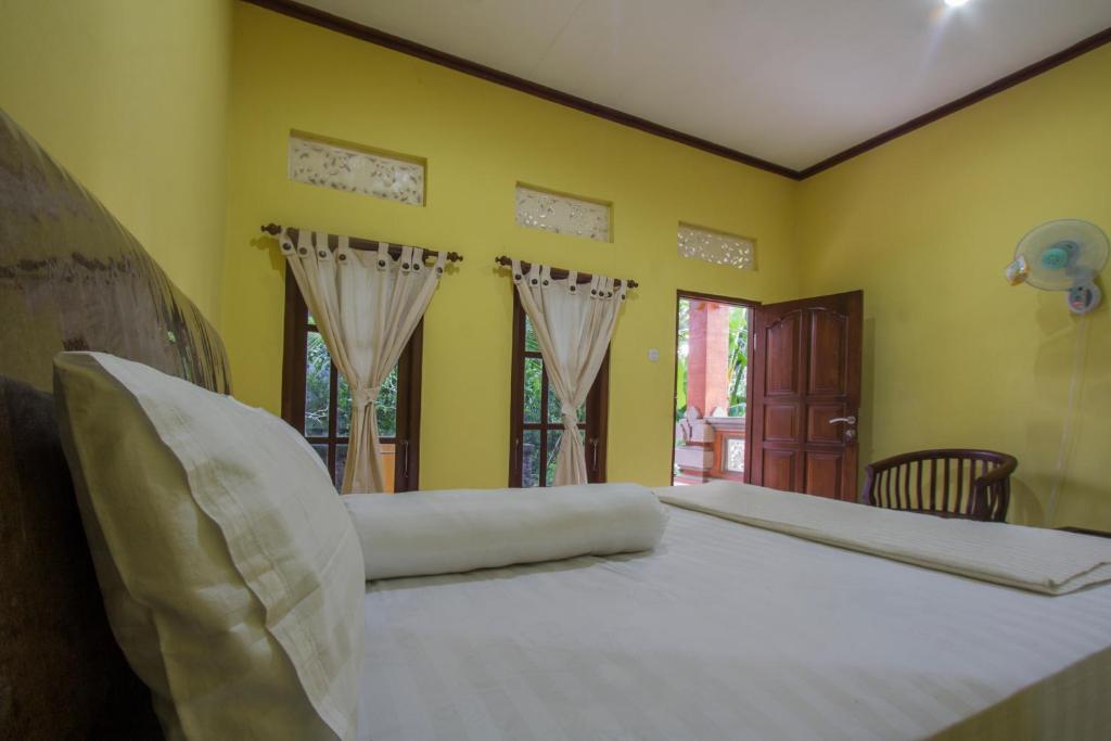 Postel nebo postele na pokoji v ubytování Nova Homestay Ubud