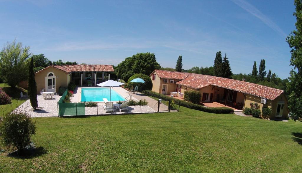 una vista aérea de una casa con piscina en Gites La Bakénia en Villeneuve-sur-Lot