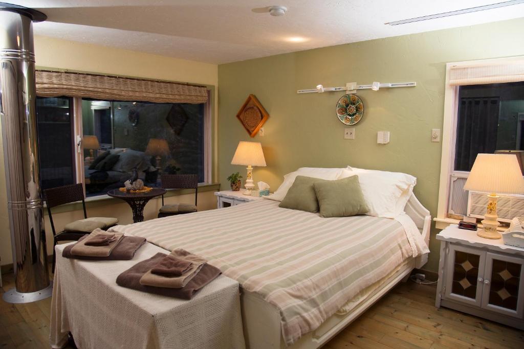 a bedroom with a bed with towels on it at Mountain Springs Nature Retreat in Kaleden