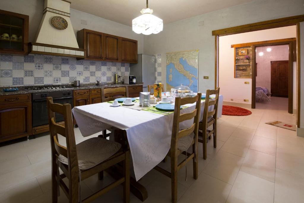 Kuchyňa alebo kuchynka v ubytovaní B&B LELLA