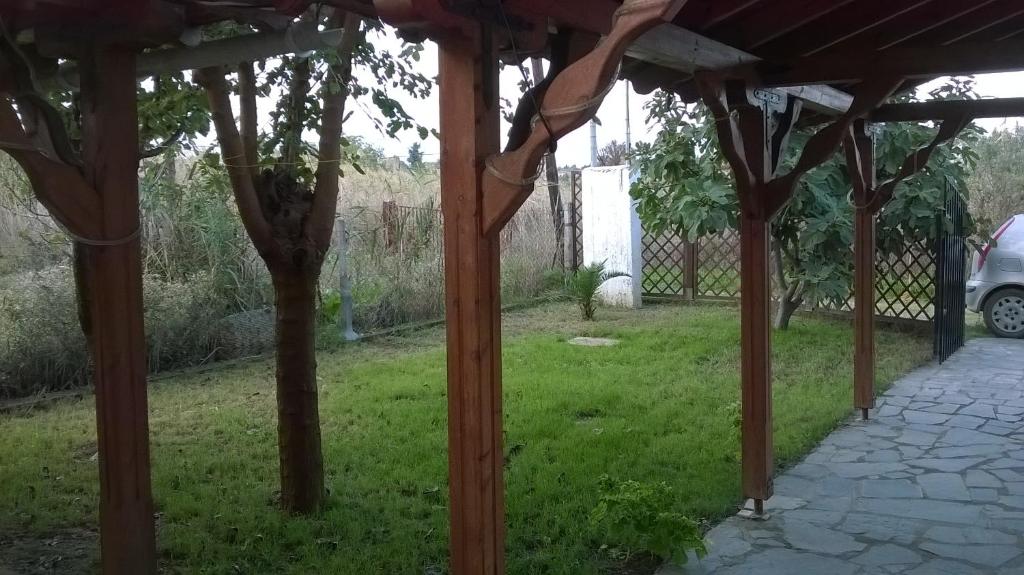 A garden outside Ferienhaus KALI BEACH Chalkidiki