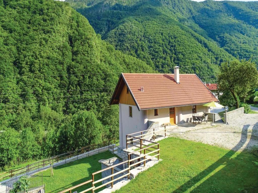 una pequeña casa en medio de una montaña en Počitniška hiša Pri Kuštrču, en Grahovo