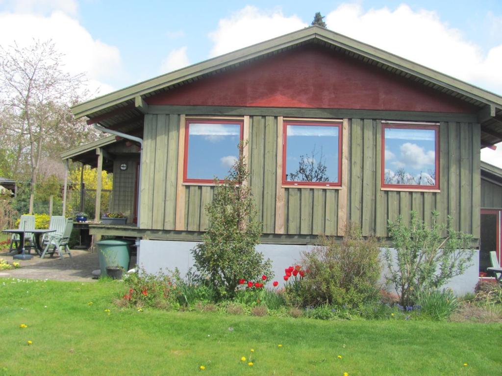 une petite maison avec un toit rouge dans l'établissement Tisvildehegn BandB, à Helsinge