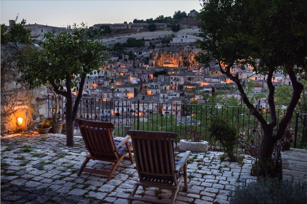 モーディカにあるThe Sicilian Escape - Garden Houseの市街の景色を望むパティオ(椅子2脚付)
