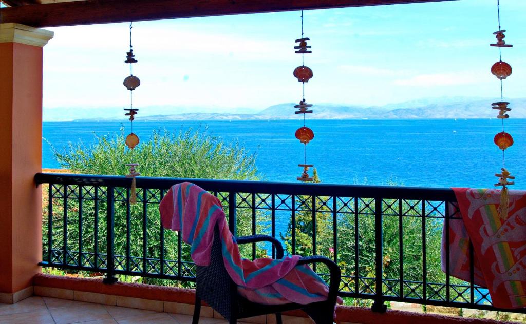 ベニテスにあるVilla Mariannaの海の景色を望むバルコニー(椅子付)