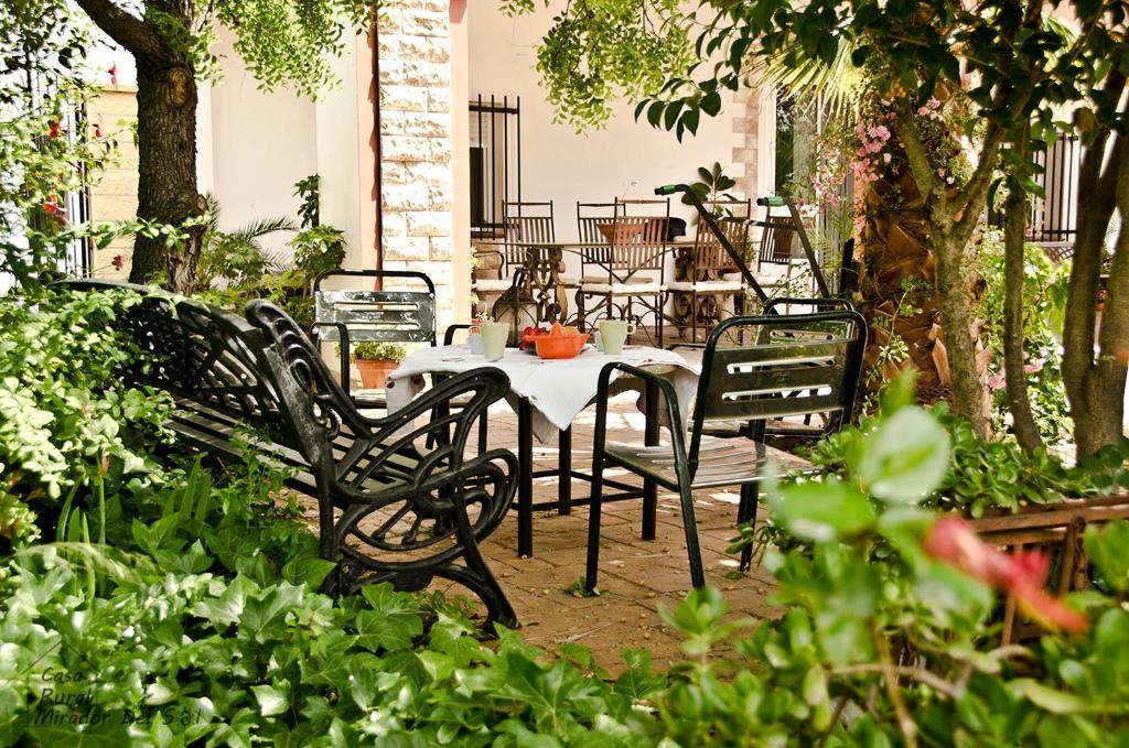 A garden outside Villa Mirador del Sol, 45min playas de Doñana, 35min de Sevilla