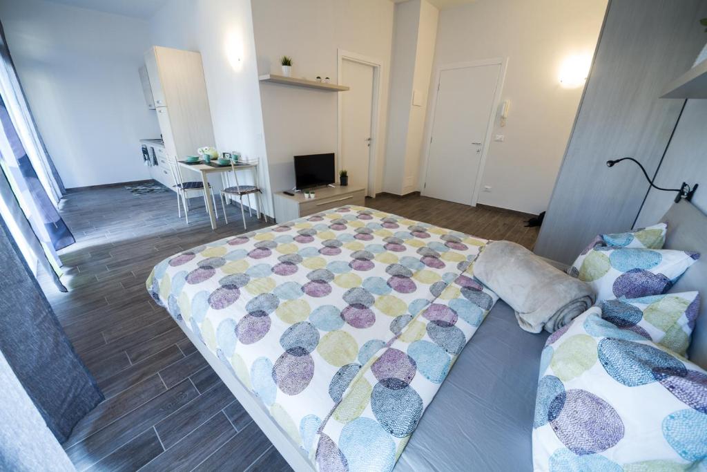 ボルツァーノにあるApartments Fewoのベッドルーム1室(ベッド1台付)、リビングルーム(テーブル付)