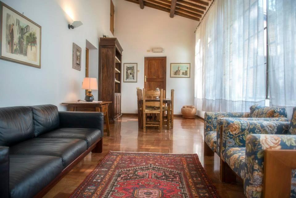 A seating area at Casa Dei Lecci