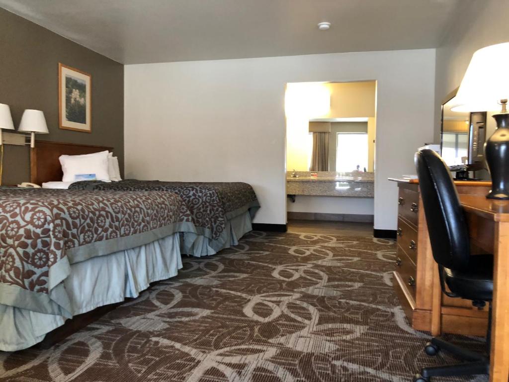 Postel nebo postele na pokoji v ubytování Royal Inn Provo