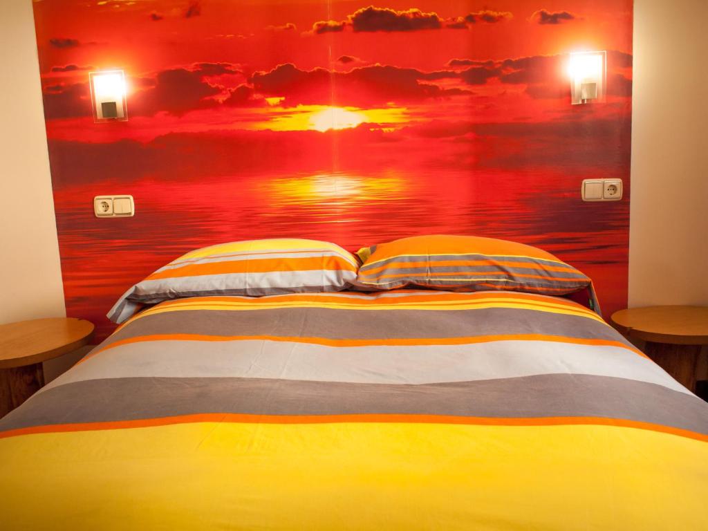 SumbillaにあるGURE-LUR casa ruralのベッドルーム1室(壁に絵画が描かれたベッド1台付)