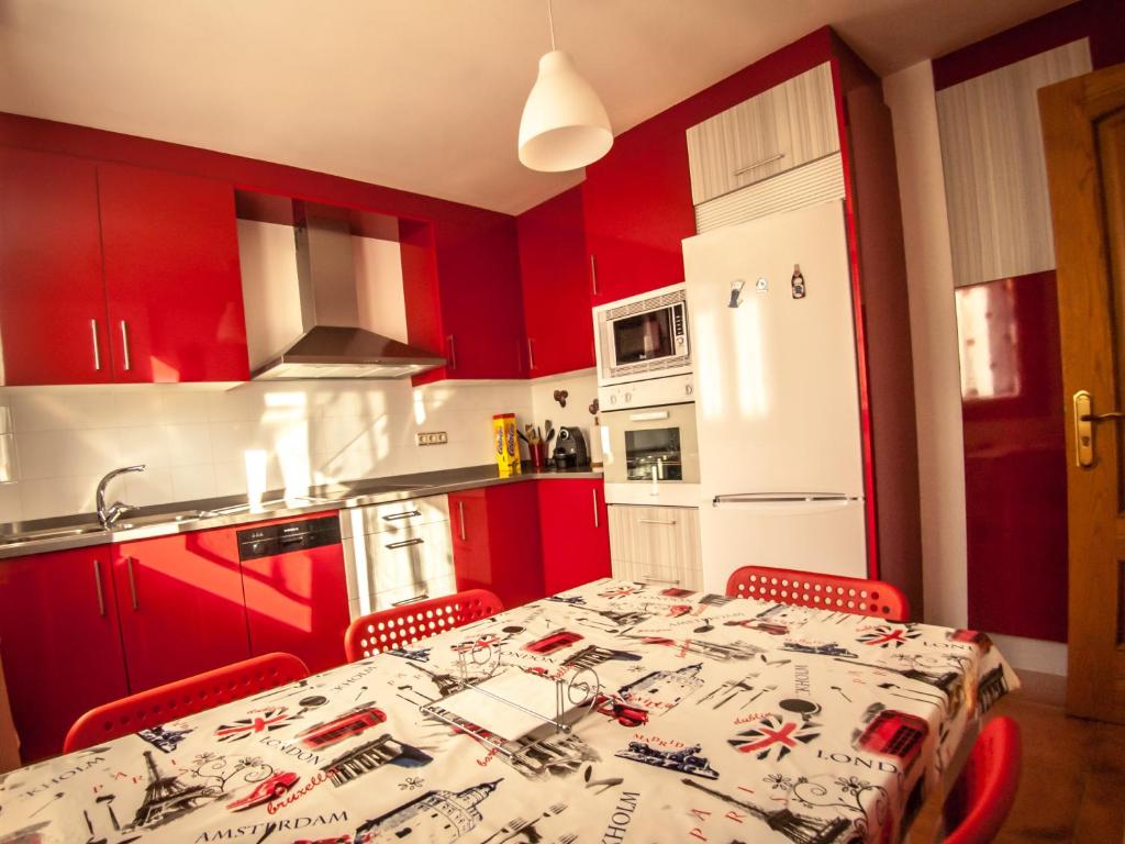 Kuchyň nebo kuchyňský kout v ubytování GURE-LUR casa rural